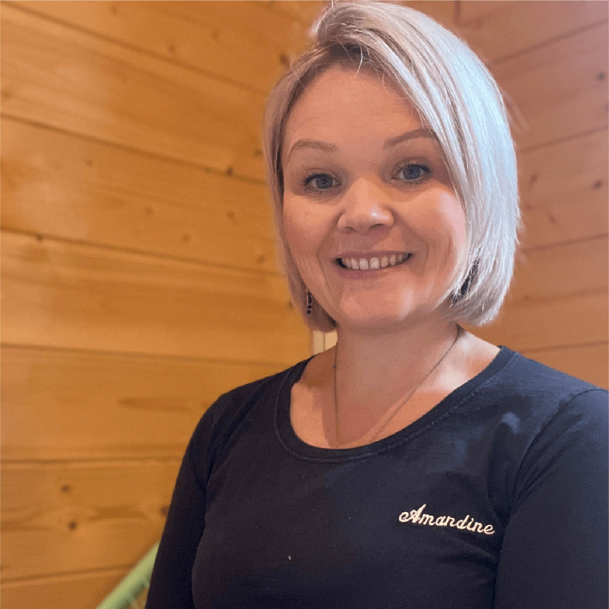 Amandine De Smet, souriante dans sa roulotte mieux-être.